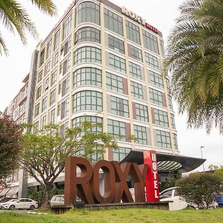 Roxy Hotel & Apartments Кучинг Экстерьер фото