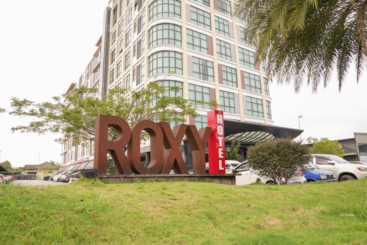 Roxy Hotel & Apartments Кучинг Экстерьер фото